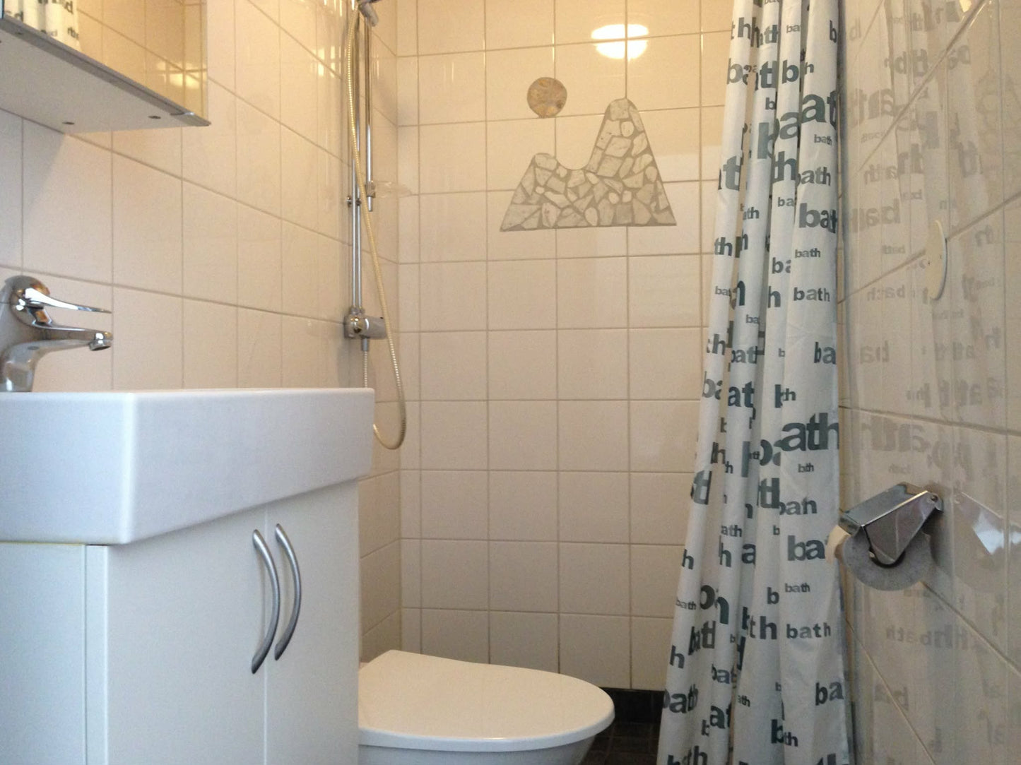 Bathroom Deep Clean – Hotel‑Fresh Finish for Your Rental